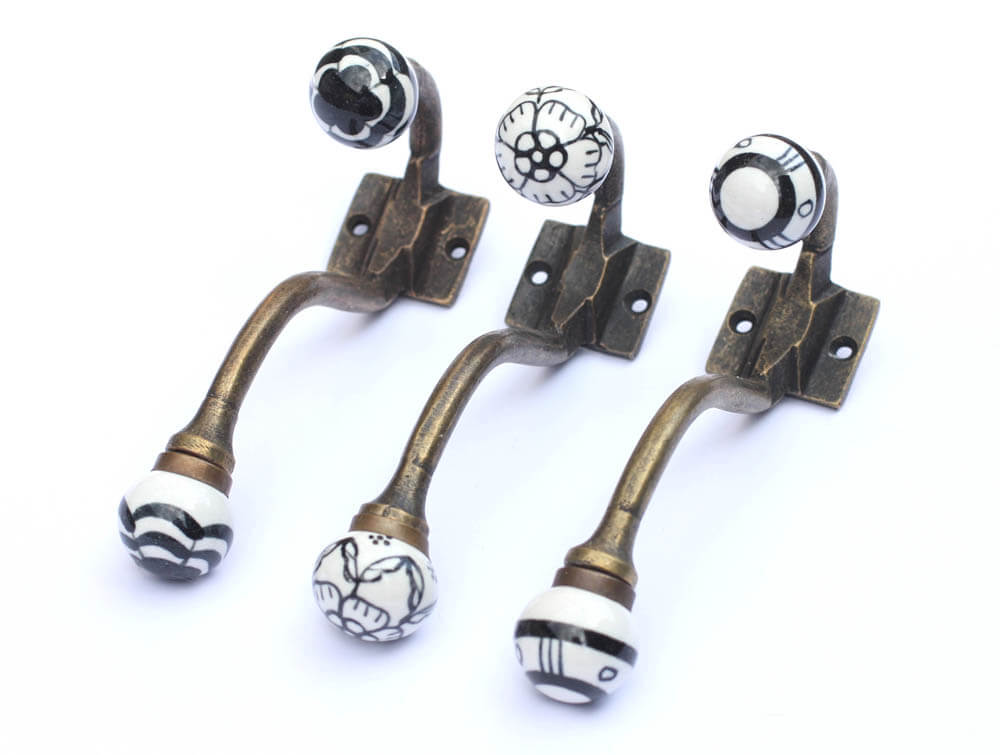 Crochets individuels de vestiaire style vintage - blanc avec fleurs noires