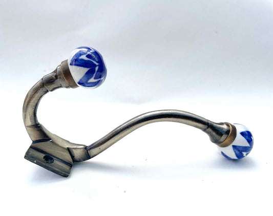 Einzelne Garderobenhaken in Vintage Stil mit dunkel blaue Blume
