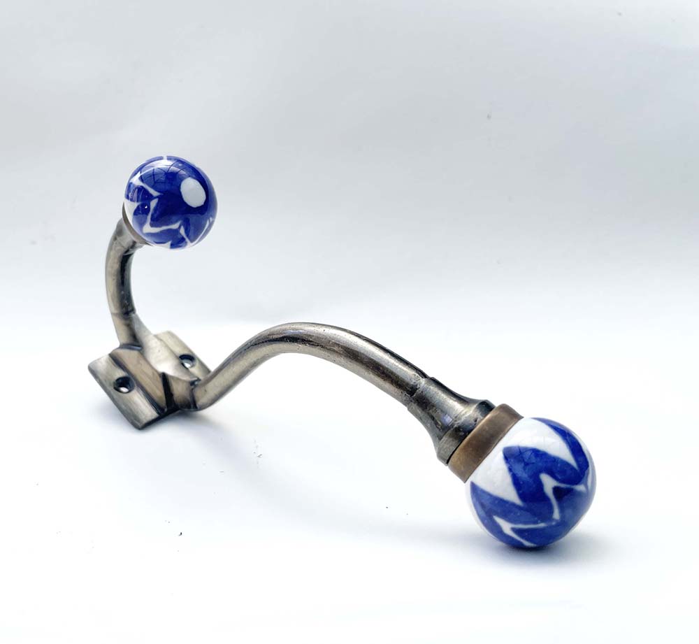 Einzelne Garderobenhaken in Vintage Stil mit dunkel blaue Blume