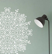 Charger l&#39;image dans la galerie, CLEMATIS - Blumen Mandala Wandschablone - Mandala Durchmesser ab 40 cm

