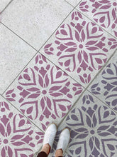 Lade das Bild in den Galerie-Viewer, SEVILLA - Terrassenplatten Schablone - Moderne Blumenschablone für die Wand - Fliesen Schablone
