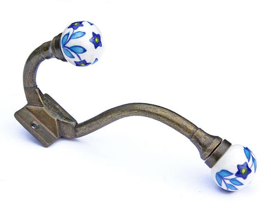 Einzelne Garderobenhaken mit blauen Blättern