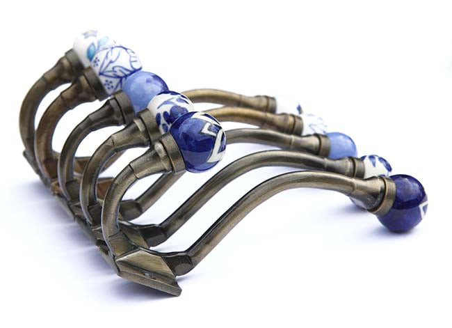 Einzelne Garderobenhaken mit blauen Blättern