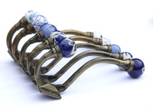Load image into Gallery viewer, Garderobenhaken mit blauen Blumen
