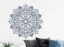 Lade das Bild in den Galerie-Viewer, LILY - XL Mandala Wand Schablone - Yoga Mandala Blumen Wandschablone
