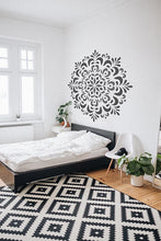 Lade das Bild in den Galerie-Viewer, Mandala Wandschablone - Yoga XXL Mandala Wand Schablone
