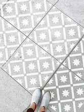 Lade das Bild in den Galerie-Viewer, BERLIN - Schablone für Betonplatten - Fliesen Schablone - Terrassenplatten Schablone - Pflasterstein Schablone
