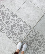Lade das Bild in den Galerie-Viewer, FIELD - Moderne Blumenschablone für Terrassenplatten - Fliesen Schablone - Betonplatten Schablone
