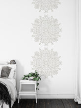 Charger l&#39;image dans la galerie, CLEMATIS - Blumen Mandala Wandschablone - Mandala Durchmesser ab 40 cm
